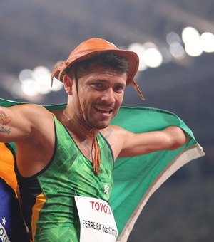 Petrúcio Ferreira é bicampeão nos 100m e quebra recorde na Tóquio 2020
