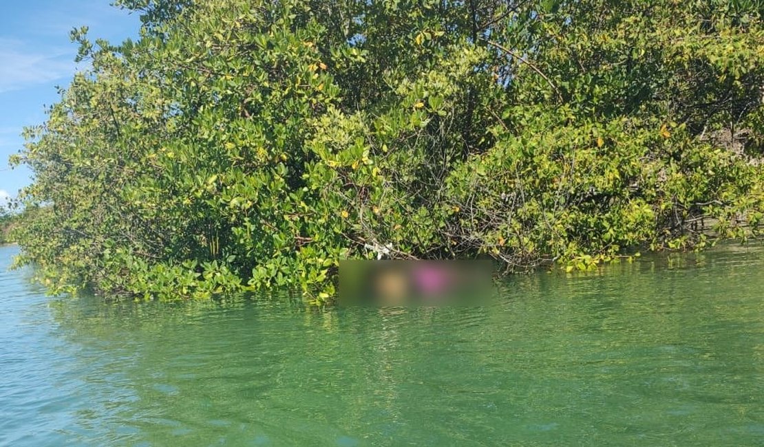 Mulher é morta com tiro na nuca e corpo é encontrado em área de mangue em Marechal Deodoro