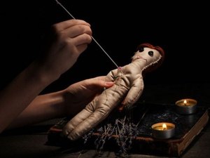 Homem é preso após ameaçar ex-mulher com boneco de vodu 