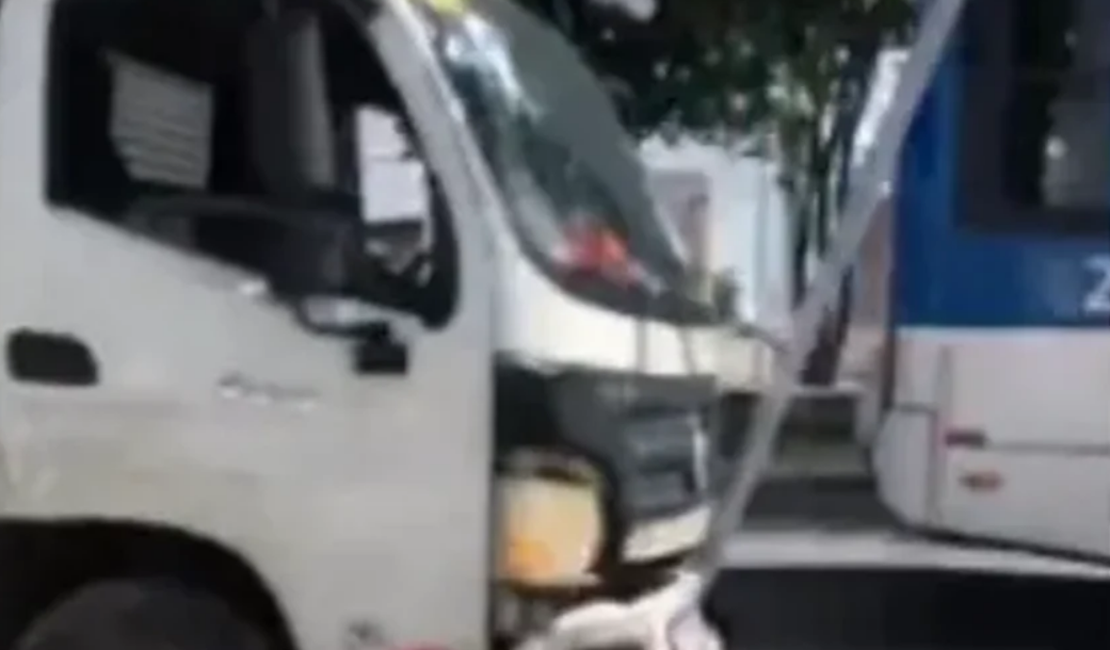 Caminhão colide com poste e causa transtornos na Avenida Fernandes Lima