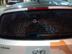 Carro com três jogadores do Vitória é atingido por tiro após clássico no Barradão