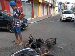 Motociclista desrespeita placa de trânsito e provoca acidente no Centro de Arapiraca
