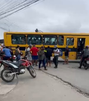 Acidente com ônibus escolar deixa pelo menos duas pessoas feridas em Arapiraca