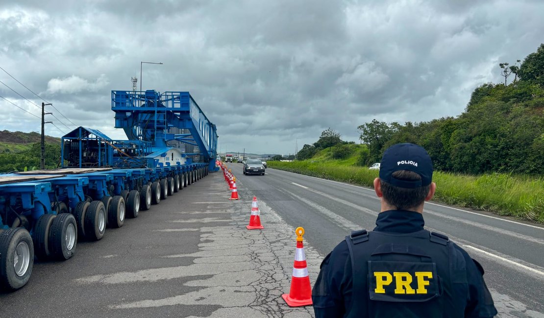 PRF realiza escolta do segundo transformador gigante em direção a Paraíba