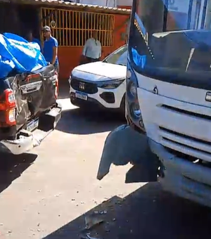 [Vídeo] Ônibus bate em carro e deixa trânsito lento no bairro da Jatiúca, em Maceió