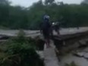 [Vídeo] Ponte de povoado em Girau do Ponciano é destruída pela força da água