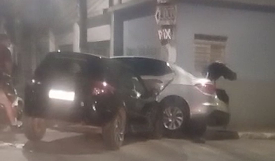 Motorista avança semáforo é causa colisão em cruzamento de Arapiraca