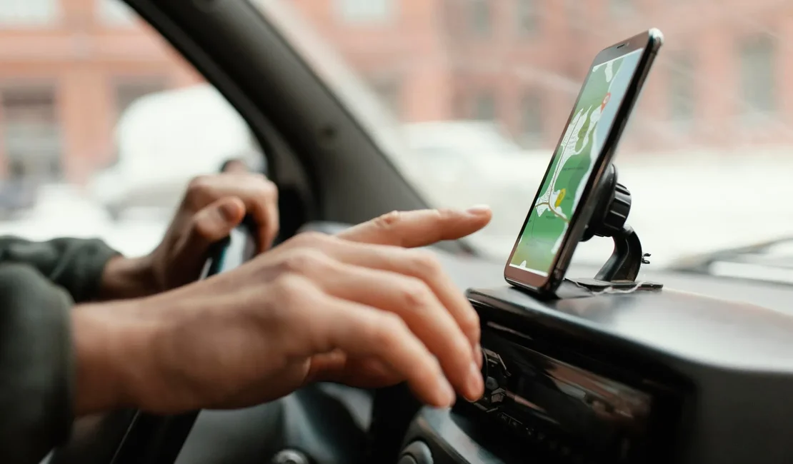 Projeto de Lei proíbe viagens de menores de 14 anos desacompanhadas em carros de app e táxis em Maceió