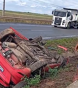 Carro capota entre Junqueiro e Teotônio Vilela e mobiliza Bombeiros e Samu