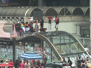 Manifestantes picham e quebram estações de metrô após ato pró-Lula