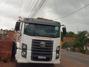 Caminhão fica enroscado em fios de baixa tensão na AL-101 Norte