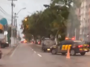 [Vídeo] Carro capota na Avenida Álvaro Calheiros em Maceió