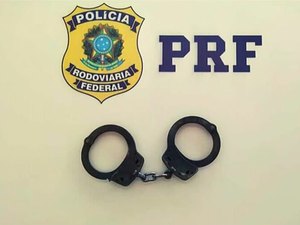PRF prende motociclista suspeito de roubo a caminhoneiro na BR-101