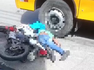 [Vídeo] Homem morre ao ficar preso entre moto e ônibus, no bairro Farol