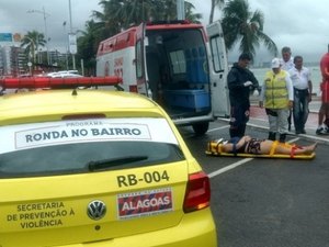 Ronda no Bairro socorre turista que cai de escadaria na orla de Ponta Verde