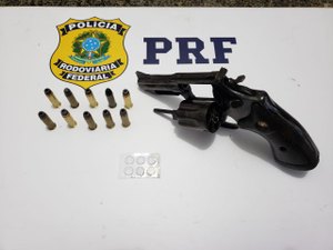 PRF prende caminhoneiro por porte ilegal de arma de fogo em São Sebastião