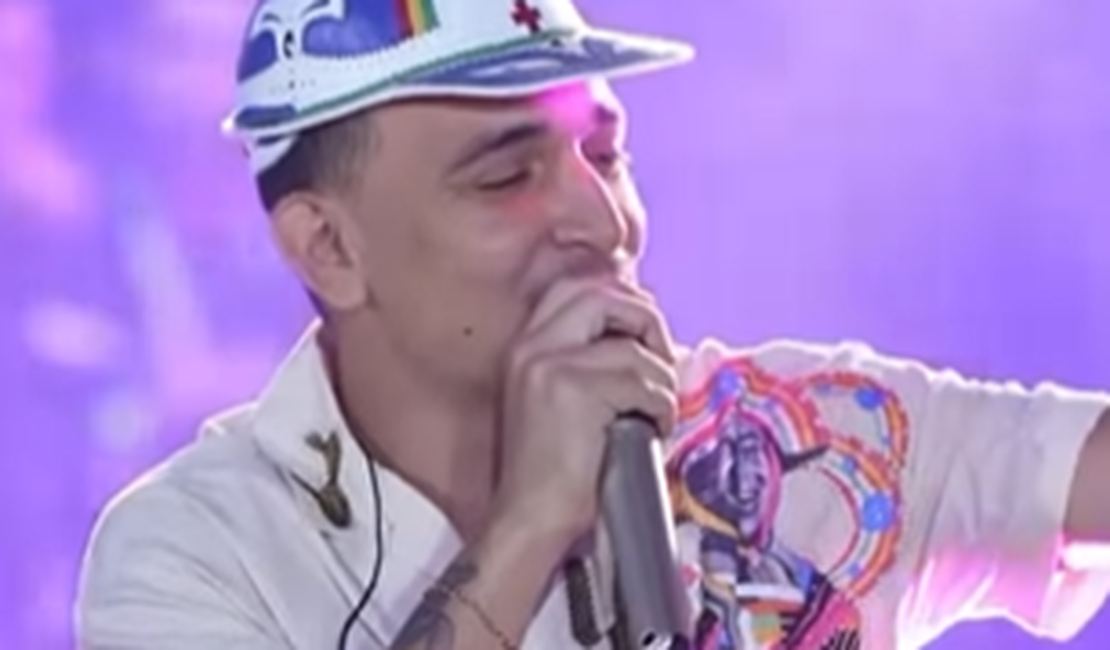 João Gomes brinca com presença de professoras em show: 'Corrigir prova que é bom...'