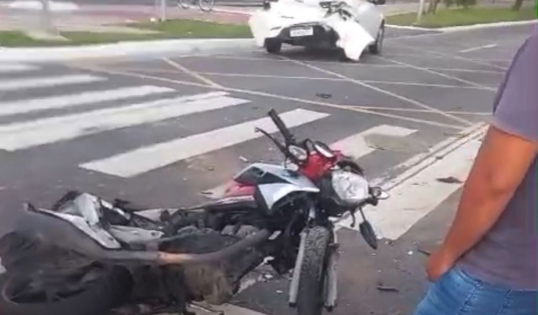 [Vídeo] Jovem fica gravemente ferido em colisão entre carro e moto na Durval de Góes Monteiro