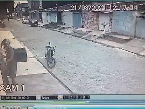 [Vídeo] Adolescente é roubado em plena luz do dia na porta de casa