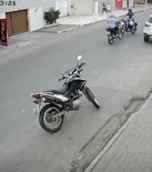 [Vídeo] Motociclistas ficam feridos após colisão frontal em avenida de Palmeira dos Índios