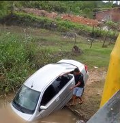 Condutor perde controle direcional e carro vai parar em rio de São Luís do Quitunde