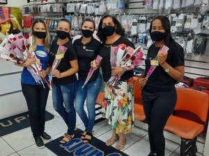 Sindilojas Arapiraca distribui rosas às mulheres neste 08 de março