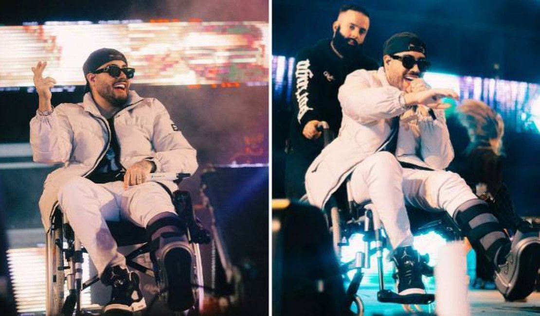 Kevinho faz primeiro show de cadeira de rodas após cirurgia para tratar lesão