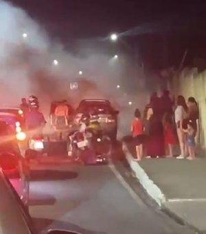 Carro pega fogo após colisão no bairro Chã de Bebedouro, em Maceió