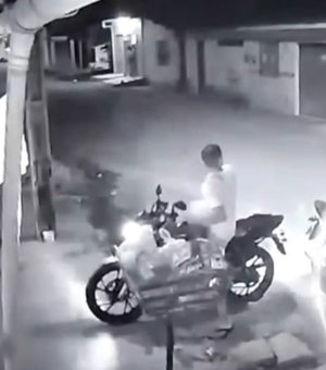 Dupla em uma moto tenta roubar motocicleta de morador no Forene