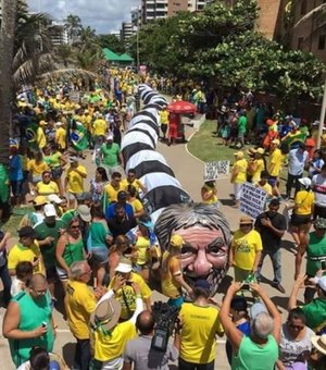 Milhares de pessoas participam de ato em Maceió