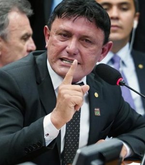 Bolsonarista membro da CPI das fake news é condenado por divulgar fake news