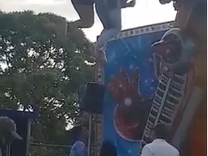 Crianças ficam penduradas em brinquedo de Parque de Diversões