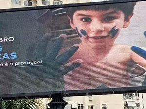 Pai de Henry Borel homenageia filho com outdoor: 'lembrança da criança mais incrível