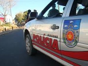 Armado com revólver, homem invade padaria e faz arrastão