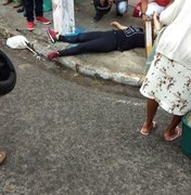 Mulher colide moto em poste e fica ferida em Palmeira dos Índios
