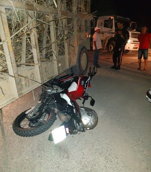 Caminhão colide com motocicleta em rodovia de São Luis do Quitunde