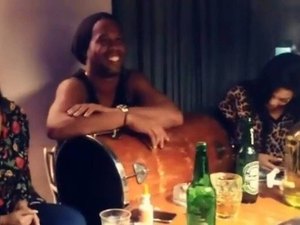 Ronaldinho dá fim a relacionamento duplo e noivas deixam mansão 