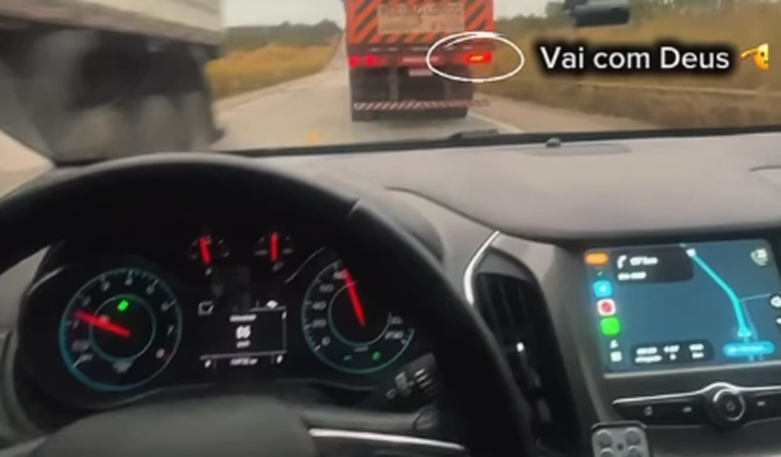 Vídeo de caminhão auxiliando ultrapassagem de carro encanta internautas