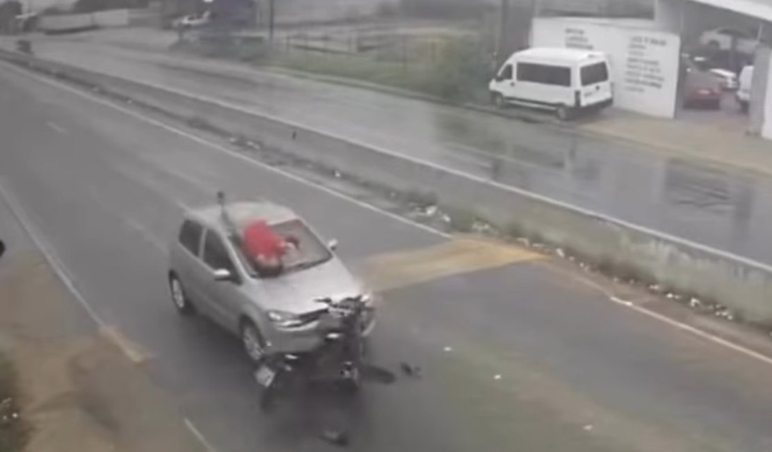 Motociclista, na contramão, sai andando após bater de frente com carro na AL-220