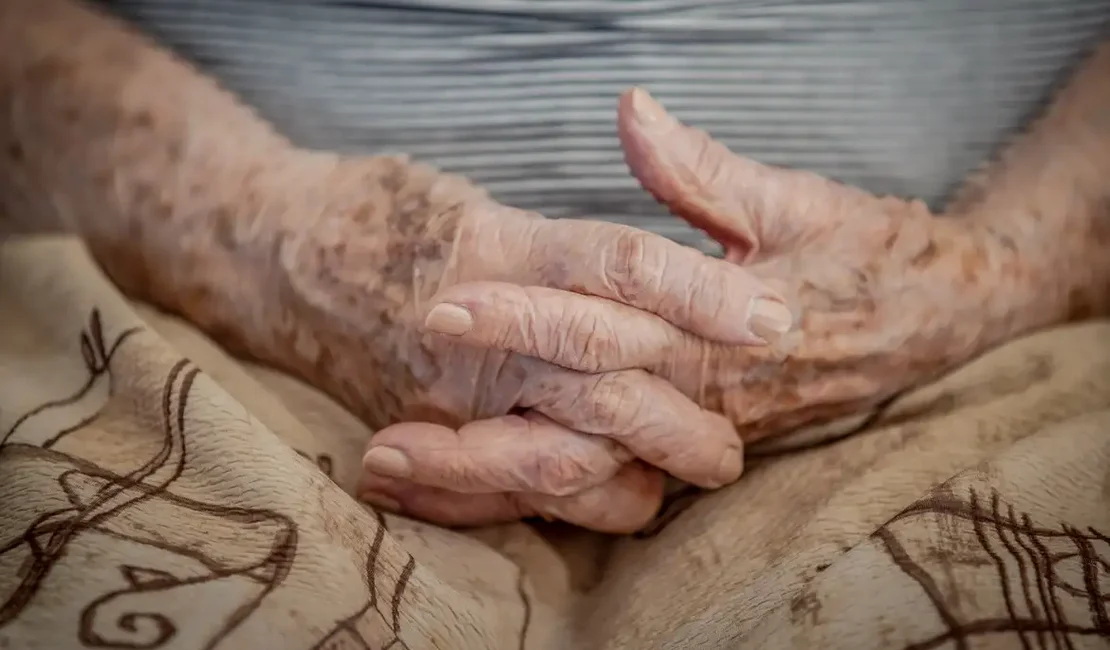 Idosa de 84 anos é estuprada e roubada após ter casa invadida, em Maceió