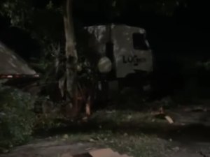 Caminhão colide em árvore e sai da pista no município de São Miguel dos Campos