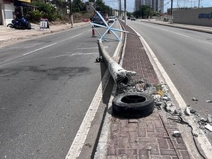 Caminhão derruba poste de iluminação pública na Avenida Gustavo Paiva