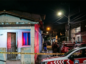 Criança de seis anos é baleada dentro de casa no Jacintinho; o alvo era o pai