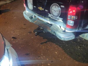 Condutor embriagado colide veículo na traseira de viatura da PM em Penedo e acaba preso