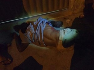 [Vídeo] Criminosos atiram em morador de rua e em seguida fogem