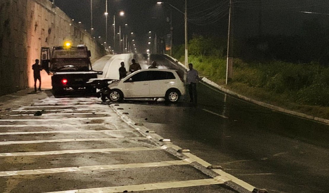 Motorista perde o controle do veículo e colide contra ponte Divaldo Suruagy