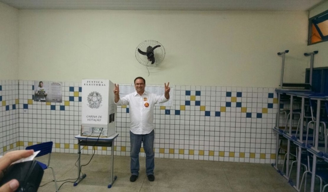 Luciano Barbosa vota em Arapiraca e demonstra confiança na vitória