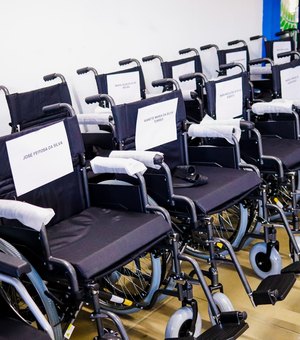 Prefeitura de Palmeira entrega cadeiras de rodas para pacientes com deficiência