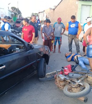 Colisão entre carro e moto deixa vítima ferida no bairro Canafístula