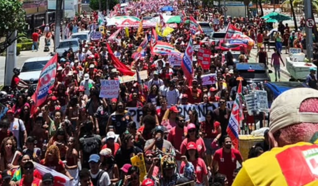 Ato em apoio a Lula reúne manifestantes na orla de Maceió